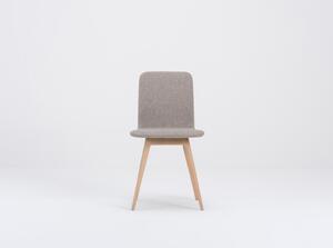 Béžová jedálenská stolička s podnožím z dubového dreva Gazzda Ena