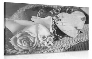 Obraz ruža a srdiečko v jute v čiernobielom prevedení Varianta: 60x40