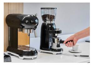Béžový mlynček na kávu SMEG 50's Retro