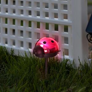 Solárne LED záhradné svietidlo – dekoratívna lampa v tvare lienky pre vonkajšie použitie – 1 studená biela LED – 75 x 60 x 156 mm – s kolíkom do zeme – automatické zapínanie/vypínanie – atmosférické osvetlenie pre záhradu [11240C]
