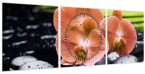 Obraz - Oranžová orchidea s palmovými listami (s hodinami) (90x30 cm)