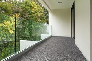 Betap carpets AKCIA: 2000x100 cm Šedý trávny koberec Wembley - Spodná časť s nopmi (na pevné podklady) cm
