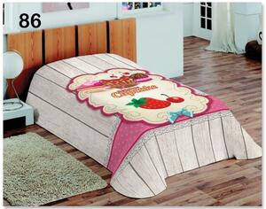 Denná prikrývka na posteľ sivo ružovej farby s jahodami Šírka: 155 cm | Dĺžka: 220 cm