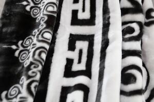 Čiernobiela teplá deka s ornamentami