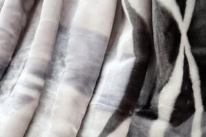 Teplá deka v odtieňoch sivej a béžovej farby Šírka: 160 cm | Dĺžka: 210 cm