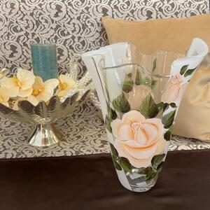 Maľovaná váza Gabriela, maľovaná váza, maľované sklo, váza na kvety, bytová dekorácia, dekoračný predmet, darček pre ženu, darček pre manželku, 21 cm x 20,5 cm