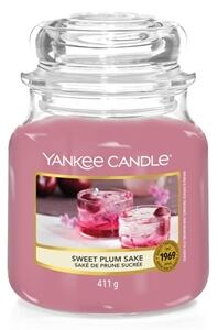 Vonná sviečka Yankee Candle SWEET PLUM SAKE classic stredná