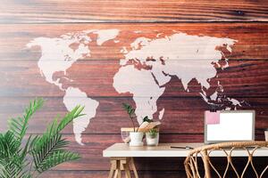 Tapeta mapa sveta s dreveným pozadím