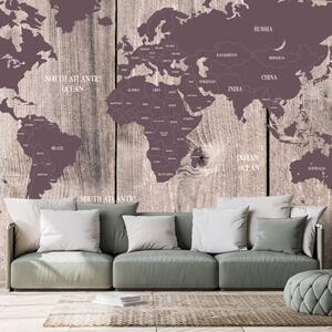 Samolepiaca tapeta hnedo-fialová mapa na drevenom pozadí