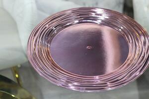 Ružový lesklý klubový tanier Moderno 33 cm