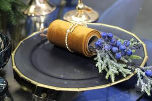 Modrý matný klubový tanier so zlatým okrajom 33cm
