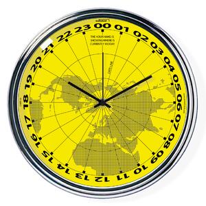 Žlté hodiny s chodom 24h ukazujúce na mape, kde je práve poludnie | atelierDSGN