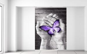 Gario Fototapeta Fialový motýľ na dlaniach Materiál: Samolepiaca, Veľkosť: 150 x 200 cm