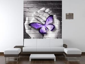 Fototapeta Fialový motýľ na dlaniach Materiál: Samolepiaca, Rozmery: 150 x 200 cm