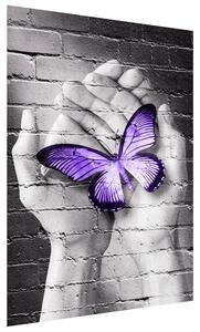 Fototapeta Fialový motýľ na dlaniach Materiál: Samolepiaca, Rozmery: 150 x 200 cm