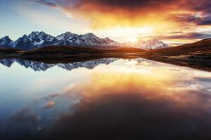 Fototapeta oslnivý západ slnka nad horským jazerom