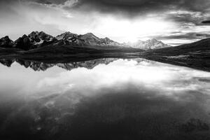 Fototapeta čiernobiele horské jazero