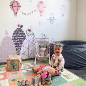 INSPIO-textilná prelepiteľná nálepka - Samolepky na stenu - Kopce a balóny v ružovom do detskej izby