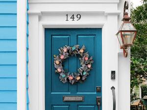 Veľkonočný veniec na dvere vonkajší viacfarebný ručne vyrábaný dekoratívne veľkonočné vajíčka a kvety nástenná dekorácia tradičný rustikálny štýl