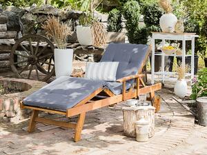 Záhradné ležadlo svetlo hnedé agátové drevo modrý vankúš, pojazdné, nastaviteľný rozkladací stolík, vidiecky štýl