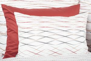 Glamonde luxusné obliečky Fiorella s červenými a čiernymi bodkovanými linkami na bielom podklade. 140×200 cm