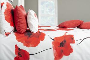 Glamonde luxusné obliečky Papaveri s výrazným červeným vlčím makom na bielom podklade. 140×200 cm