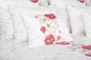 Glamonde luxusné obliečky Rosetta s červenými ružami a strieborným kvetinovým motívom na bielom podklade. 140×200 cm