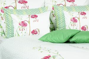 Glamonde luxusné obliečky Prato v kombinácií zelenej a bielej, s ružovým kvetom. Urobte si radosť s nimi! 140×200 cm