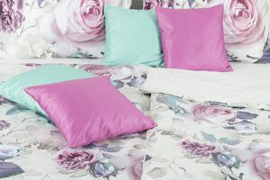 Glamonde luxusné obliečky Reina s fialovými ružami na šedobielom podklade. 140×220 cm