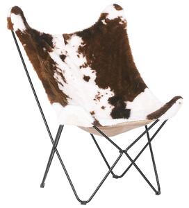 Kreslo hnedé s bielou umelou kožušinou čierne kovové vlásenky nohy motýľ stoličky vzor kráv tradičná retro obývacia izba spálňa