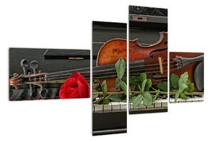 Obraz husle a ruže na klavíri (Obraz 110x70cm)