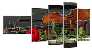 Obraz husle a ruže na klavíri (Obraz 110x60cm)
