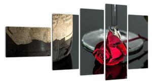 Červená ruža na stole - obrazy do bytu (Obraz 110x60cm)