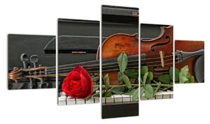 Obraz husle a ruže na klavíri (Obraz 125x70cm)