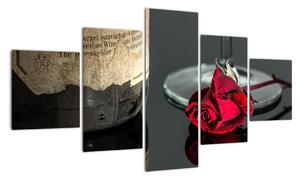 Červená ruža na stole - obrazy do bytu (Obraz 125x70cm)