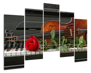 Obraz husle a ruže na klavíri (Obraz 125x90cm)