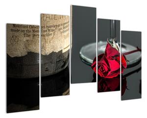 Červená ruža na stole - obrazy do bytu (Obraz 125x90cm)