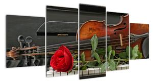 Obraz husle a ruže na klavíri (Obraz 150x70cm)