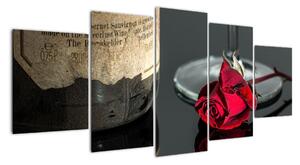 Červená ruža na stole - obrazy do bytu (Obraz 150x70cm)