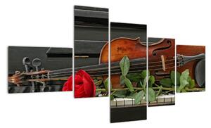 Obraz husle a ruže na klavíri (Obraz 150x85cm)