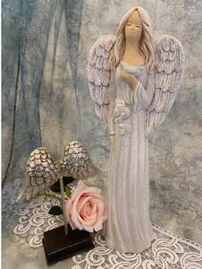 Sivý anjel s holubicou v ruke a striebornými krídlami