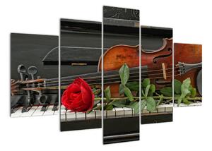 Obraz husle a ruže na klavíri (Obraz 150x105cm)