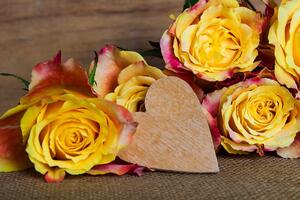 Samolepiaca fototapeta valentínske žlté ruže