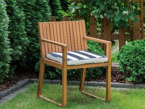 Záhradná stolička hnedá akáciové drevo tmavý modrý sedací vankúš s bielymi pruhmi odolný voči vode