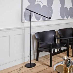 HAY LED stojacia lampa Fifty-Fifty, čierna, výška 135 cm, stmievateľné, Čierna, Obývacia izba / jedáleň, Hliník, Dizajn, Stojaca lampa