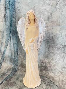 Anjel v žltých šatách so striebornými krídlami