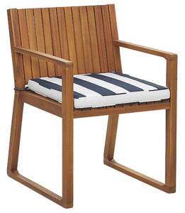 Záhradná stolička hnedá akáciové drevo tmavý modrý sedací vankúš s bielymi pruhmi odolný voči vode