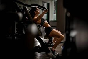 Fotografia View of sportive woman doing exercises, MaximFesenko