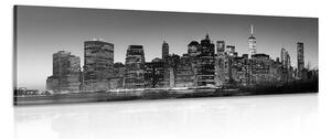 Obraz centrum New Yorku v čiernobielom prevedení