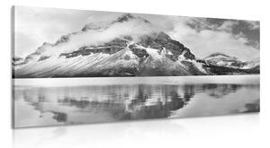 Obraz jazero poblíž nádhernej hory v čiernobielom prevedení